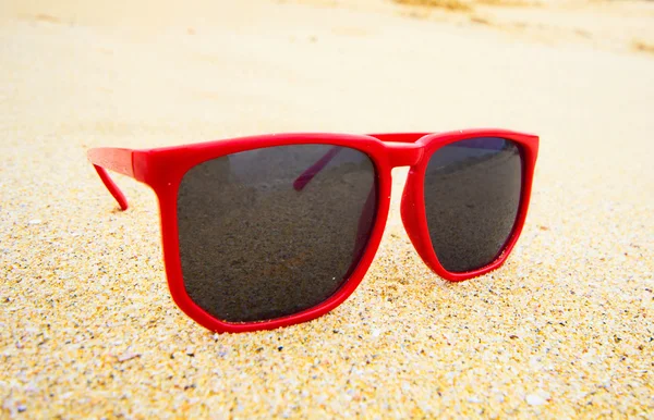 Sand background with sunglasses — Stock Photo, Image