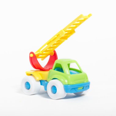 Beyaz arka plan üzerinde izole oyuncak kamyon