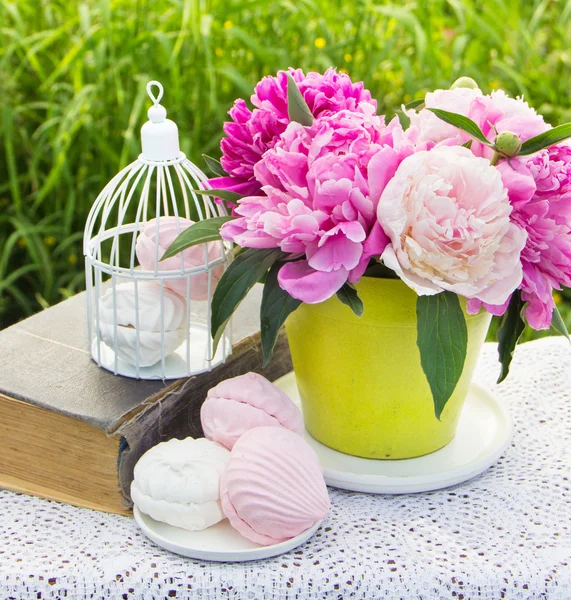 Marshmallows doces e peônias florescentes — Fotografia de Stock