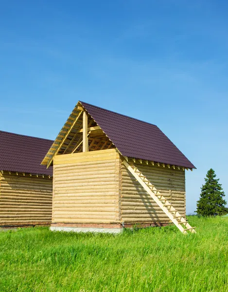 Nowy dom jest zbudowany z drewna — Zdjęcie stockowe