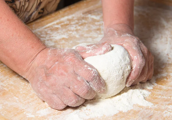 Руки замішують тісто — стокове фото