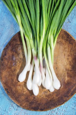 eski püskü ahşap zemin üzerine taze yeşil soğan