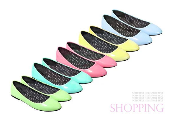 Beyaz arka plan üzerinde izole renkli yaz ayakkabı koleksiyonu — Stok fotoğraf
