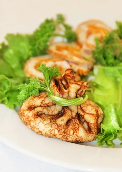 Leckere Pfannkuchen gefüllt mit Fleisch serviert mit Salat — Stockfoto