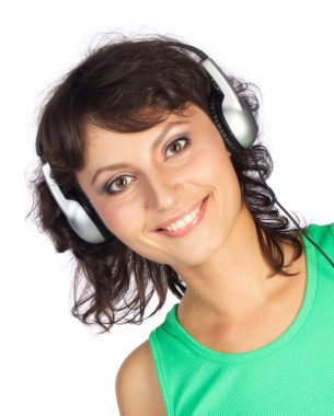 Yeşil gömlekli kulaklık ile genç bir kadın