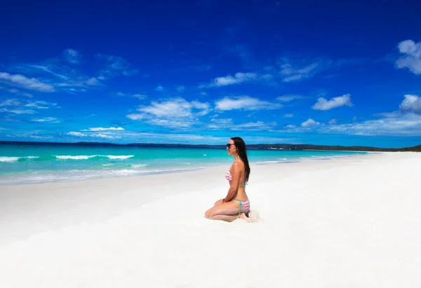 Chica disfrutando en la playa — Foto de Stock