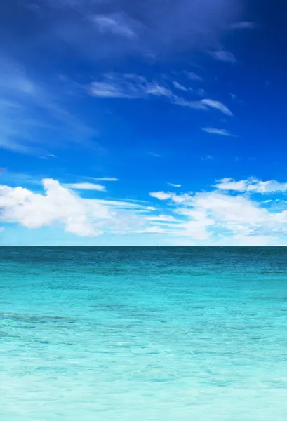 Türkisfarbenes Wasser des Meeres und blauer Himmel — Stockfoto