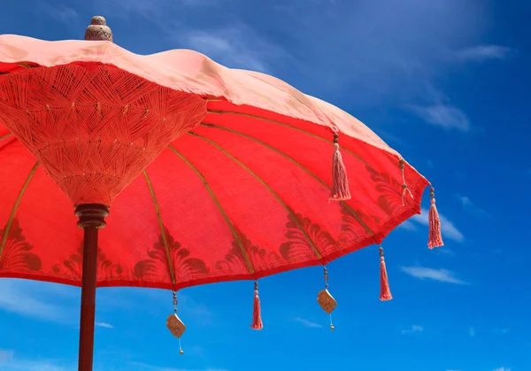 Gökyüzü arka planda turuncu plaj şemsiye şemsiye, — Stok fotoğraf