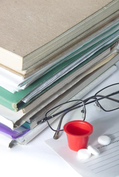 Médecin de bureau avec des pilules — Photo