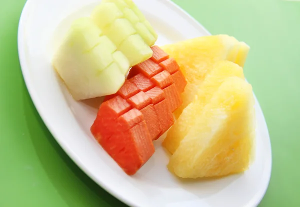 Servito fresco frutta tropicale cruda sul piatto — Foto Stock
