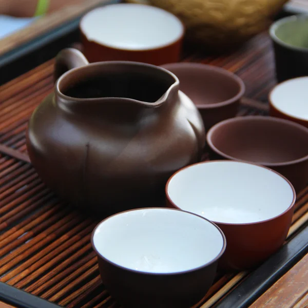 Chinese thee ceremonie op bamboe tabel. ondiepe scherptediepte — Stockfoto
