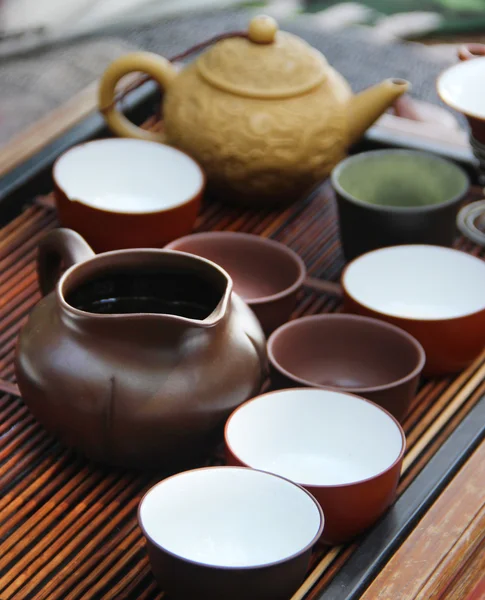 中国茶道竹桌上。浅景深 — 图库照片
