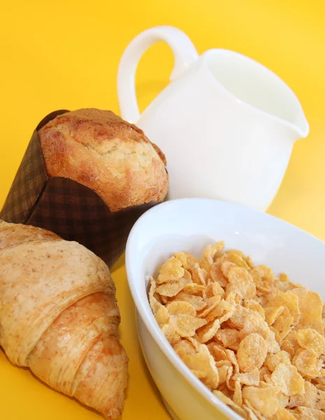 Gezond ontbijt-cornflake op een gele achtergrond — Stockfoto