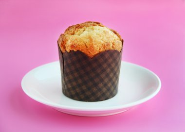 Muffin pembe bir arka plan üzerinde