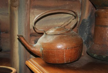 eski kahverengi çaydanlık