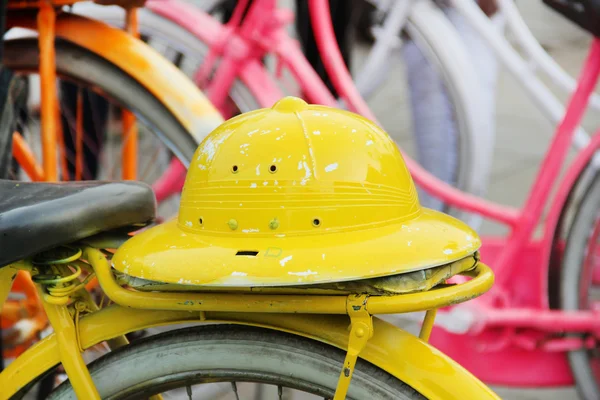 Bicicletas indonesias en alquiler en Yakarta, sombrero amarillo. Java, Indonesia . —  Fotos de Stock