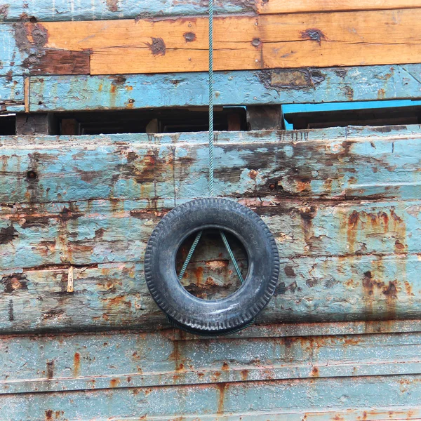 Vieux pneu accroché à une corde — Photo