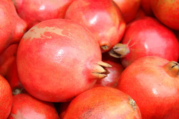 Close up van granaatappel op markt stand — Stockfoto