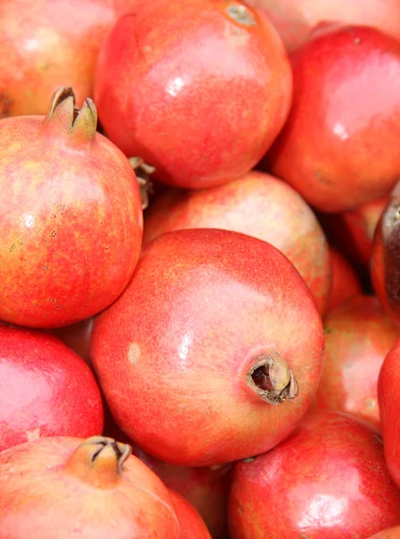 Close up of pomegranate on market stand — Stock Photo, Image