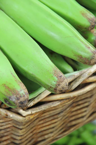 Banana verde crua no mercado — Fotografia de Stock