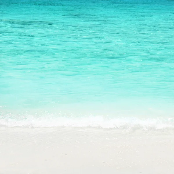 Turquoise water of the ocean and white sand — Stock Photo, Image