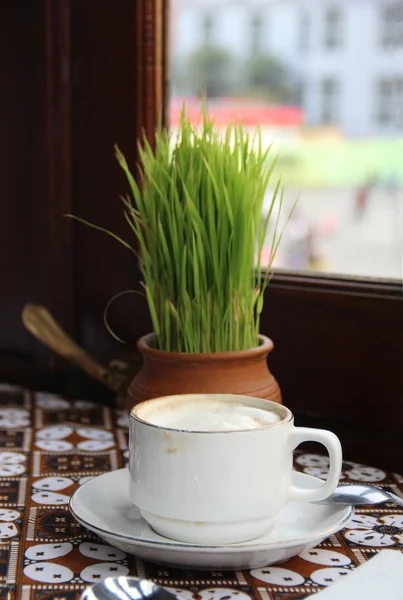 Xícara de café aromático em um café — Fotografia de Stock