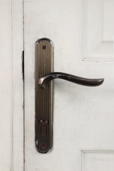 Старая деревянная дверь с металлической ручкой — стоковое фото