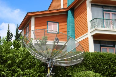Bahçedeki çanak antenler