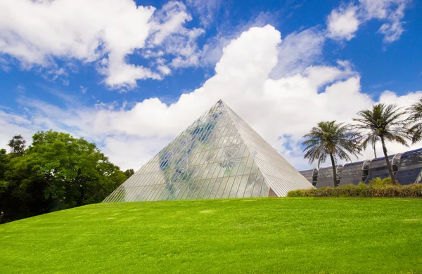Pirâmide com fachada de vidro e aço, Jardins Botânicos Reais, Austrália — Fotografia de Stock
