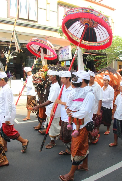 Bali, Indonésie. 27. prosince 2013 v ubud. přehlídka na ulici hanuman — Stock fotografie