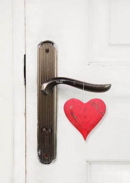 Cuore rosso appeso alla maniglia della porta — Foto Stock