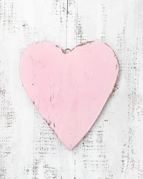 Rétro coeur en bois rose sur fond blanc — 图库照片