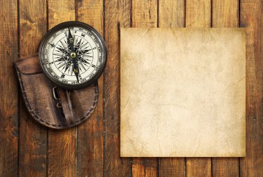 metniniz için boş ahşap zemin üzerinde Vintage pusula