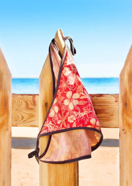 Fato de banho feminino pendurado em uma corda na cerca perto da praia na cerca — Fotografia de Stock