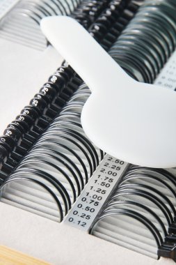 birçok farklı deneme lensler ile gözlükçü