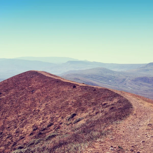 Mountain ridge způsobem. Vintage retro styl — Stock fotografie