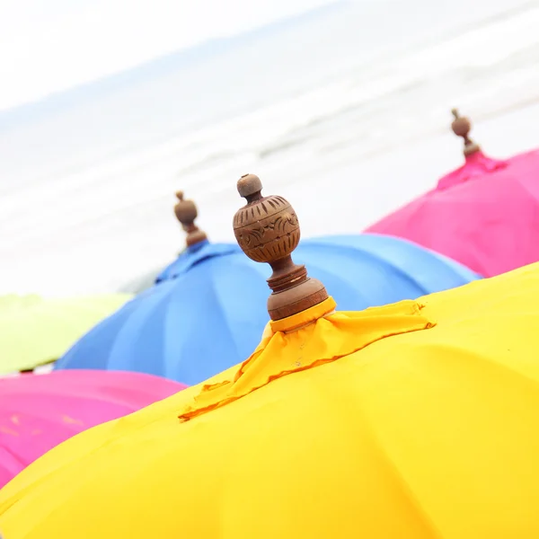对天空的五颜六色的海滩伞的顶端 — 图库照片