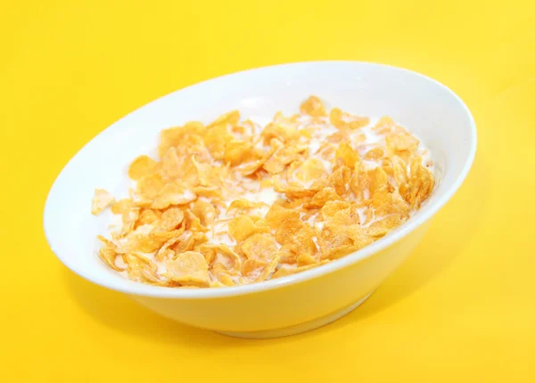 在黄色背景上的健康早餐玉米片 — 图库照片