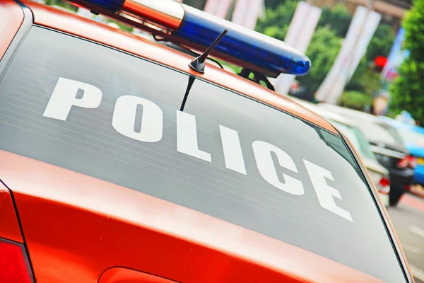 tatlı turuncu polis arabasının işareti polis ile.