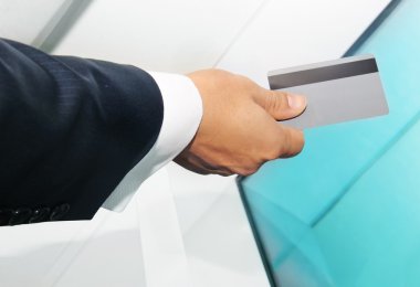 kredi kartı veya banka kartı ile ödeme iş adamı. metniniz için boş boş
