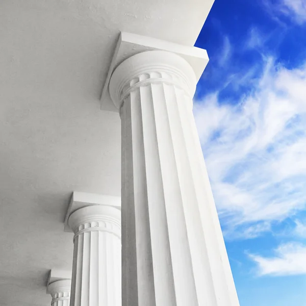 Colunas sobre fundo céu azul . — Fotografia de Stock