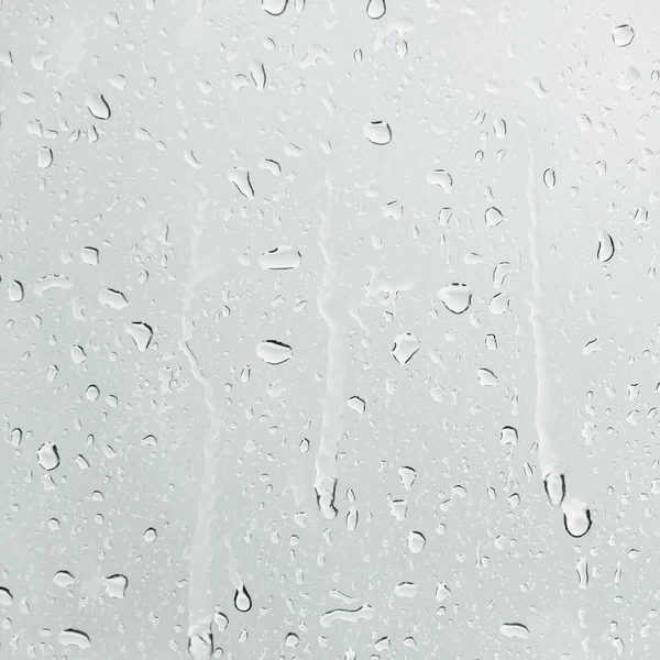 Капли воды на стеклянной поверхности — стоковое фото