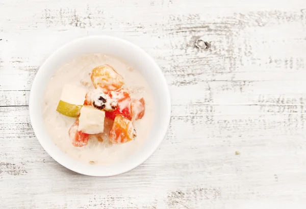 Мюсли со свежими фруктами и йогуртом — стоковое фото