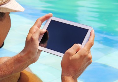 tablet bilgisayar tutan adam havuz