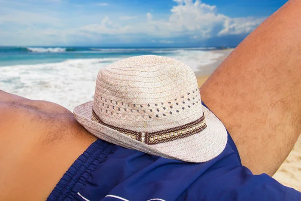 Man rust op het strand — Stockfoto