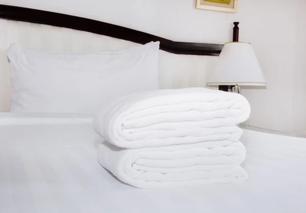 White towels  on the bed — Stock Photo, Image