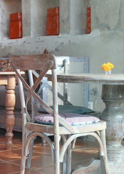 Ресторан с деревянной мебелью в винтажном стиле — стоковое фото
