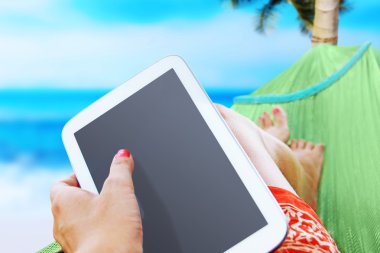 Beyaz bir tablet ile denizde istirahat kadın