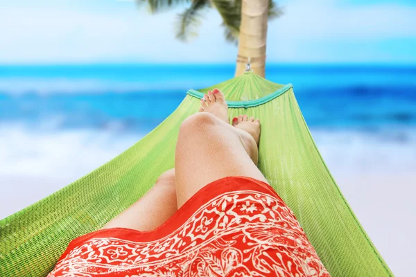 Meisje genieten op het strand — Stockfoto