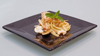 Deniz ürünleri ile Linguine